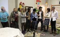 Семь художников разделили одну мастерскую на выставке в Минске