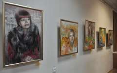 В Минске открылась выставка портретов Оксаны Аракчеевой